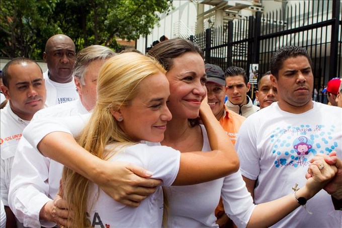 Lilian Tintori, esposa de Leopoldo Lopez (c-i) y la ex diputada Maria Corina Machado (c-d) EFE