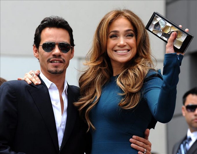 Jennifer López y su exesposo, el cantante Marc Anthony (i)
