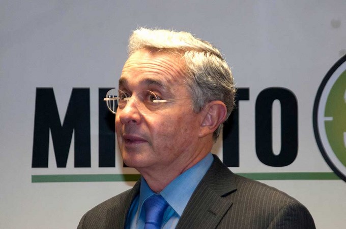 "Que esta elección sea una elección de conciencia, no de plata" Alvaro Uribe 10 fotografia