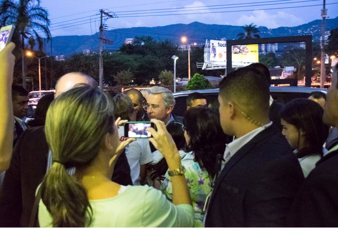 "Con gran devoción he apoyado a Zuluaga: trabajador, preparado y honesto" Alvaro Uribe 8 Ingresand a las oficians de Minuto30.com. Foto: Alejandro Fernández