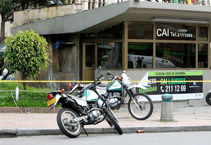 En el CAI de Lourdes, oriente de Bogotá, fue puesta una carga eplosiva que dejó como saldo tres personas heridas. EFE