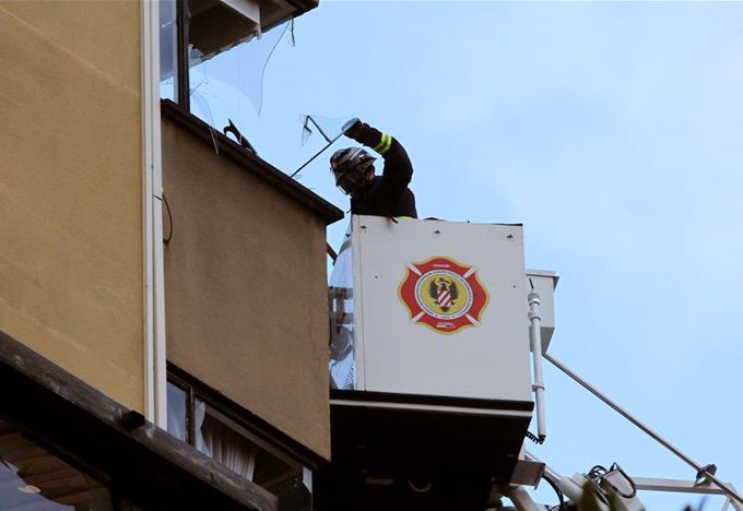vidrios rotos dejó la onda explosivoa en las edificaciones al rededor del Parque dela Iglesia de Lourdes en Bogotá. EFE