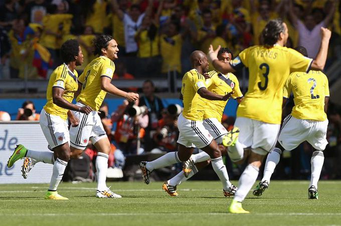 Los jugadores de Colombia celebran el gol marcado por su compañero, Pablo Armero ante Grecia. EFE