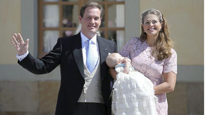 Christopher O'Neill y la princesa Magdalena de Suecia, muestran a su hija tras ser bautizada en la iglesia del palacio de Drottningholm, en las cercanía de la capital Estocolmo. EFE