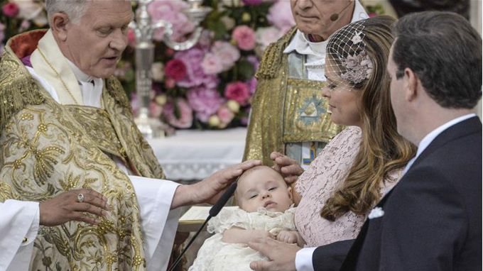 El arzobispo Anders Wejryd bautiza a la princesa Leonore ante la mirada de sus padres, la princesa Magdalena de Suecia y Christopher O'Neill. EFE