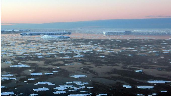 En el invierno, cuando la superficie del mar se congela, los témpanos quedan atrapados y eso disminuye sus golpes sobre el lecho marino. EFE