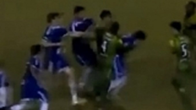 Brutal pelea en partido amistoso de fútbol en Brasil quedó en video.