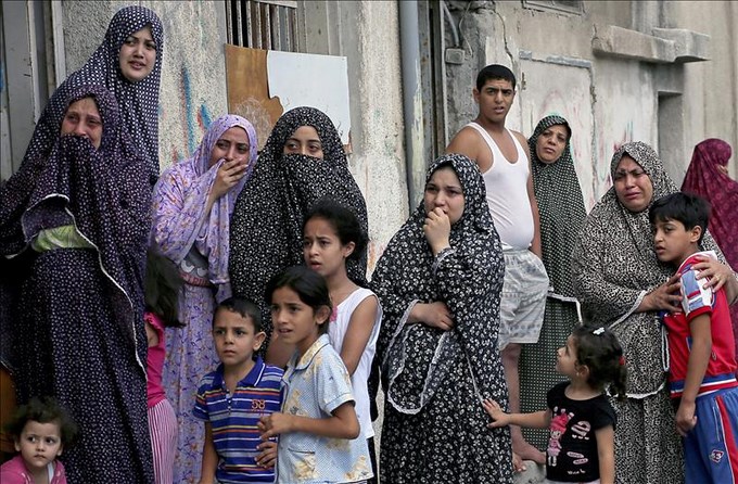 Vecinos de los niños palestinos muertos durante el ataque del Ejército israelí a Gaza, hoy durante su funeral. EFE