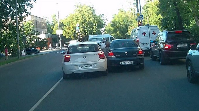 En video, conductor atropella intencionalmente a un adulto mayor y se vuela.