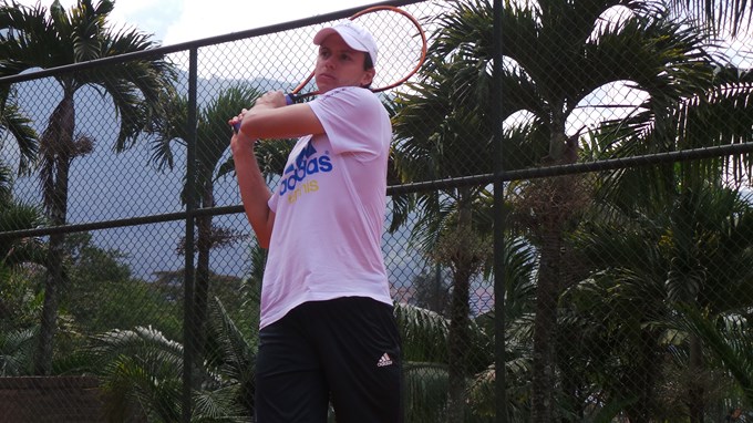Alejandro González el único colombiano que avanza en sencillo en Open de Bogotá. 1 Alejandro Gonzalezz Copiar