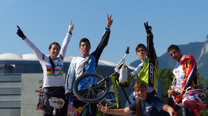 Pajón, Oquendo y compañía ya están en Holanda para Mundial de BMX. Fotos y video.