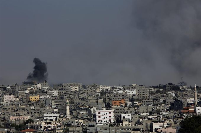 Una columna de humo se desprende de un edificio tras un ataque aéreo de Israel en el barrio de Al Shejaeiya. EFE