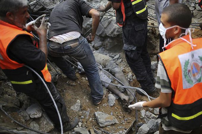 Médicos palestinos recuperan un cadáver entre los escombros de una casa tras un ataque aéreo en la Franja de Gaza. EFE