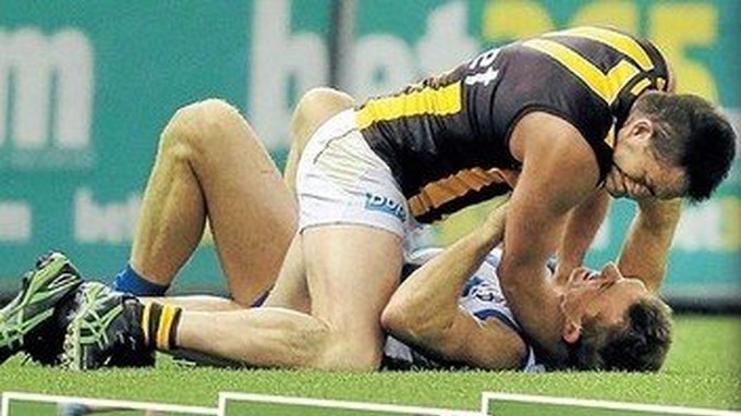 Impactante video. Jugador de fútbol australiano trató de estrangular a un rival.