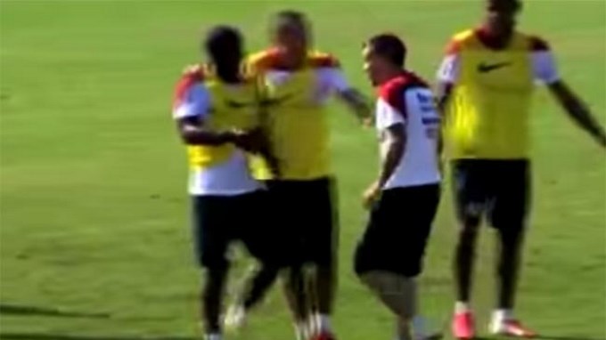 Jugadores del Inter de Brasil se van a golpes en entrenamiento. Video.
