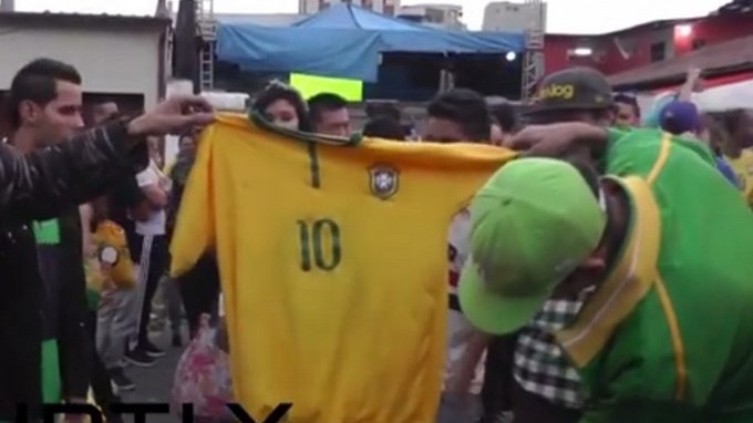Hinchas queman camiseta de Neymar. Video.