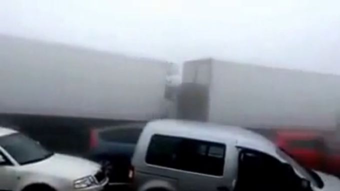 EN VIDEO. Pánico en carretera de España al chocar más de 40 carros: Una mujer murió