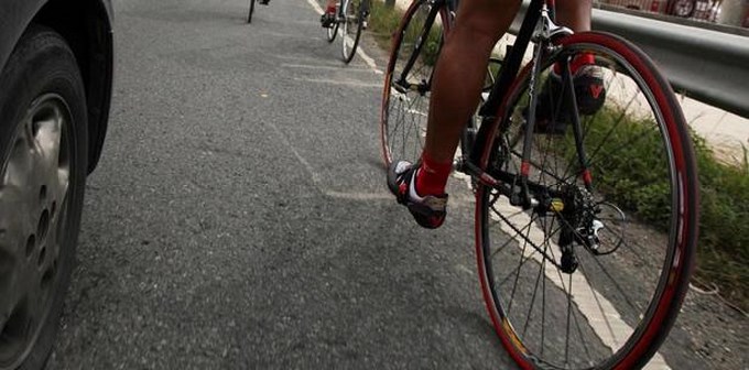 En video, ciclista es atropellado por un auto.