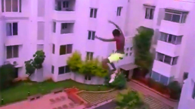 Salto suicida en piscina quedó en video.