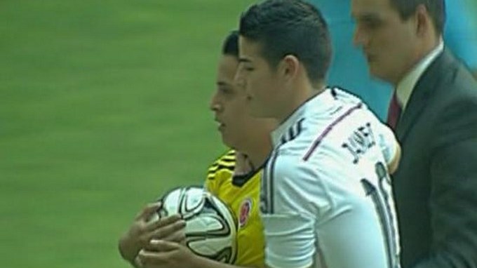 James Rodríguez protege un aficionado que saltó a la cancha. Video
