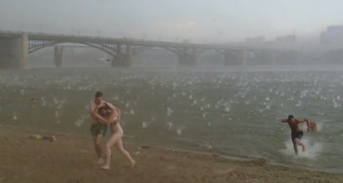 Aterradora granizada quedó captada en video, en playa de verano en Rusia.