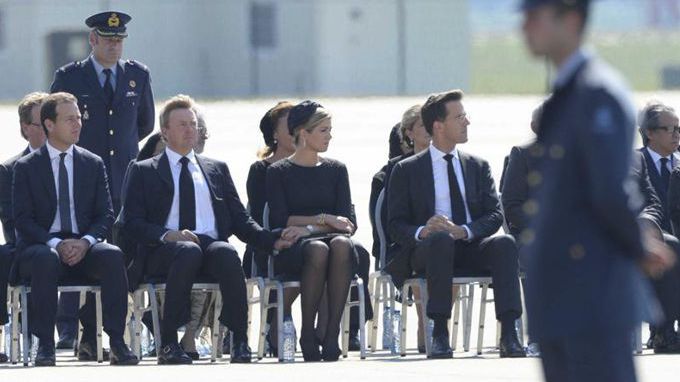 Holanda recibe en duelo a los aviones con las primeras víctimas del vuelo MH17. Video