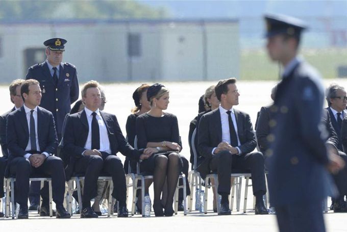 Los reyes de Holanda, Guillermo Alejandro (2i) y Máxima (3i) observan a varios soldados introducir un ataúd con los restos de una víctima del vuelo MH17 de Malaysia Airlines. EFE