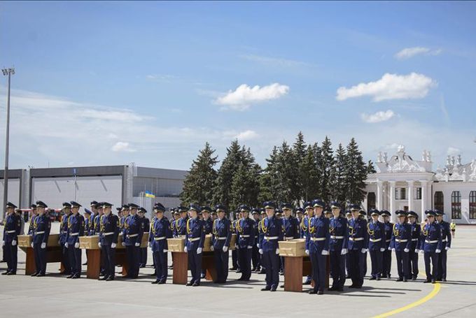 Soldados montan guardia junto a los ataúdes con los restos de las víctimas del vuelo MH17 de Malaysia Airlines. EFE