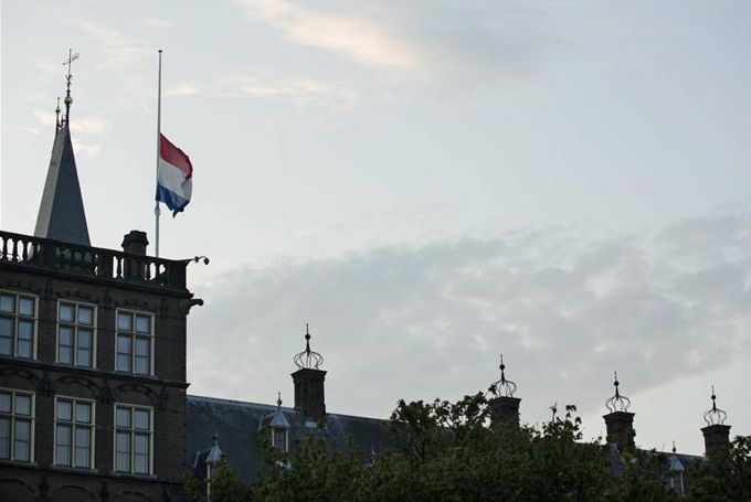 Vista de la bandera de Holanda a media asta en el edificio del Parlamento en La Haya. EFE