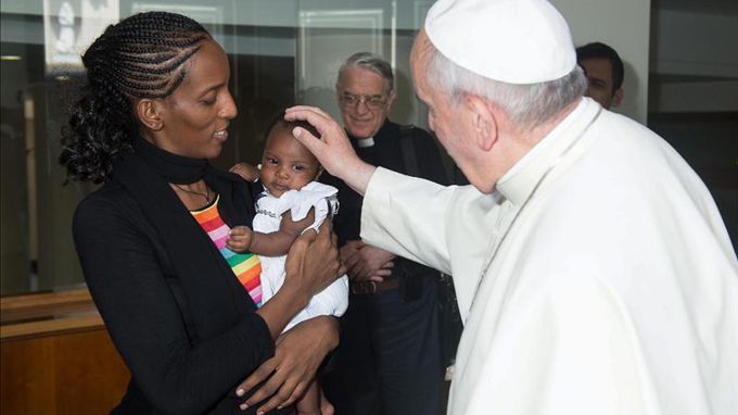 Fotografía facilitada por el diario del Vaticano L'Osservatore Romano en la que aparece el Papa Francisco (d) junto a Mariam Yahya Ibrahim (i) y su hija (c). EFE