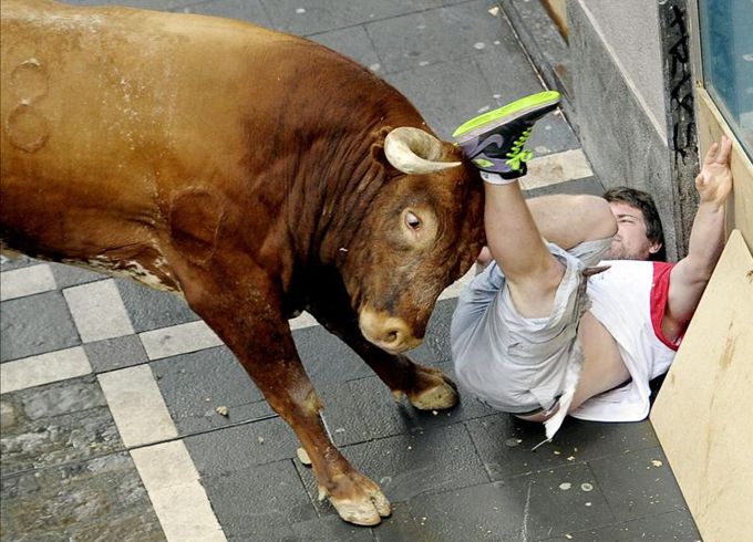 Un corredor australiano fue uno de los tres corneados por el toro suelto de la Ganadería de los Miura. Foto: EFE