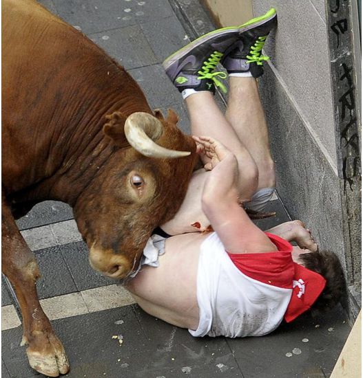 Un corredor australiano fue uno de los tres corneados por el toro suelto de la Ganadería de los Miura. Foto: EFE
