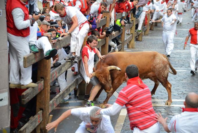 El australiano J.B., de 26 años, cogido en Mercaderes y Estafeta. Foto: Juantxo Erce