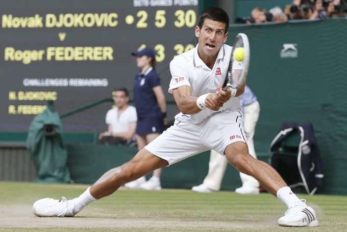  Novak Djokovic disputa un punto ante el suizo Roger Federer en la final de Wimbledon, en el All England Tennis Club, en Londres, Reino Unido. EFE