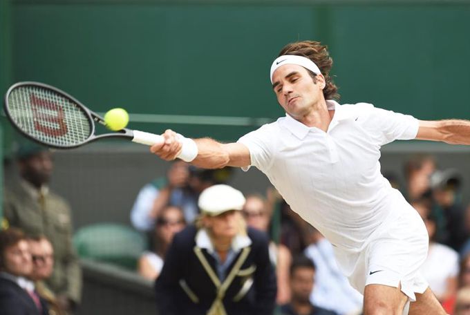 El tenista suizo Roger Federer devuelve una bola al serbio Novak Djokovic enla final de Wimbledon. EFE