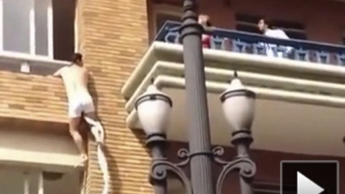 Amante es pillado por esposo y se tira por la ventana, Video.