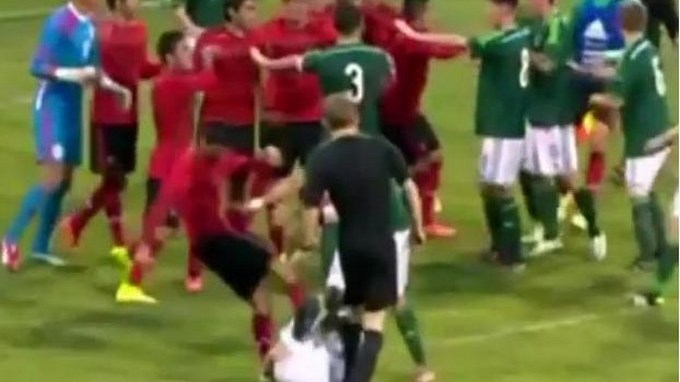 En video, violenta riña en un juego de fútbol de la categoría juvenil.