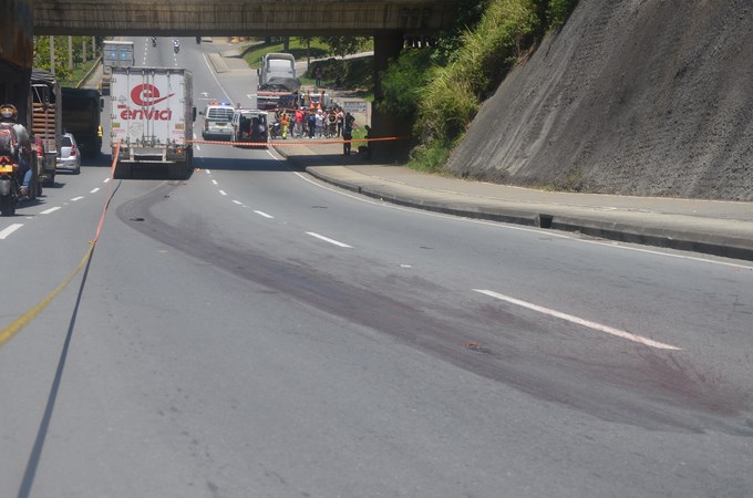 Motociclista murió bajo las llantas de una tractomula en Copacabana. Fotos 6 Foto: Guillermo Naranjo