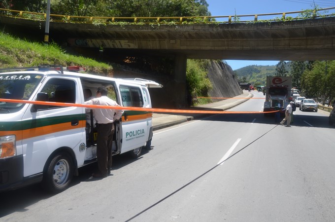 Motociclista murió bajo las llantas de una tractomula en Copacabana. Fotos 7 Foto: Guillermo Naranjo