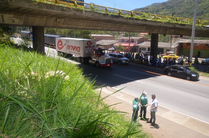 Motociclista murió bajo las llantas de una tractomula en Copacabana. Fotos 12 Foto: Guillermo Naranjo