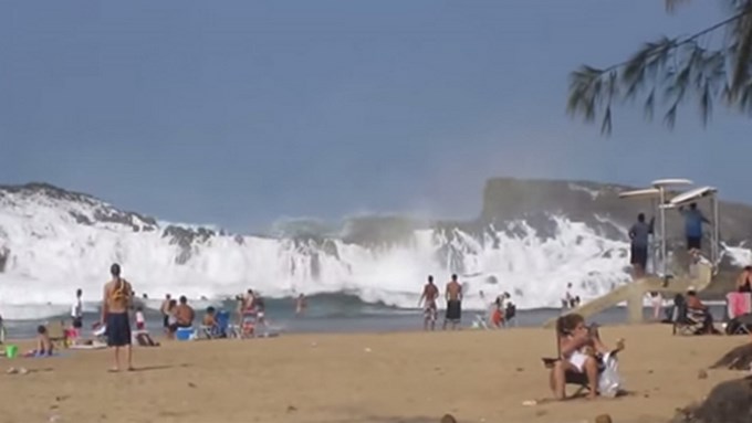 Tsunami en un balneario, olas gigantes en Puerto Rico. Video.