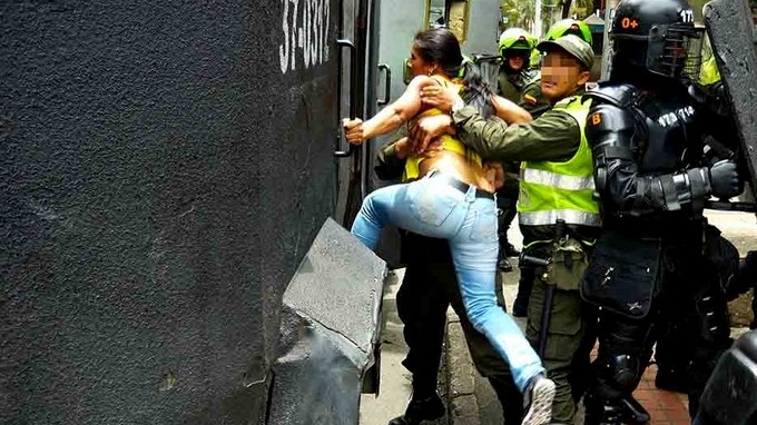 EN FOTOS: Disturbios en el centro de Medellín, tres artesanos y un oficial de la policía heridos