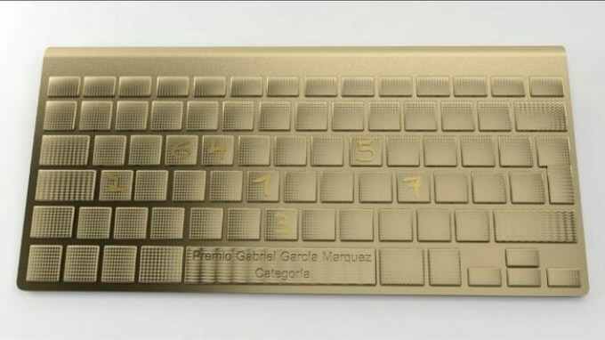 Un teclado de computador en bronce es elegido para los premios García Márquez