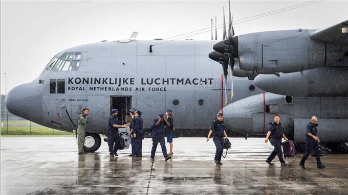 Miembros del equipo de repatriación de las víctimas del vuelo MH17 llegan a la base aérea de Eindhoven. EFE
