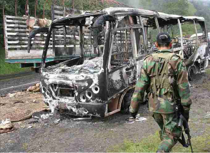 El suceso, ocurrido a las 06.00 hora local (11.00 GMT), se produjo cuando varios individuos interceptaron los vehículos y les prendieron fuego, situación que provocó el cierre total de la vía durante varias horas. EFE