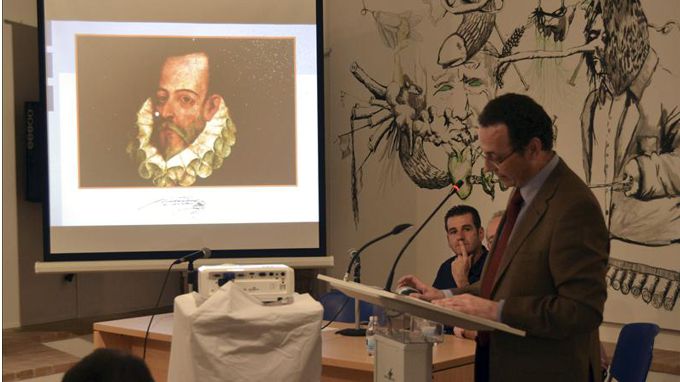 El investigador José Cabello Núñez (d), que ha localizado cuatro documentos en Sevilla de finales el siglo XVI con datos sobre la vida de Cervantes. EFE