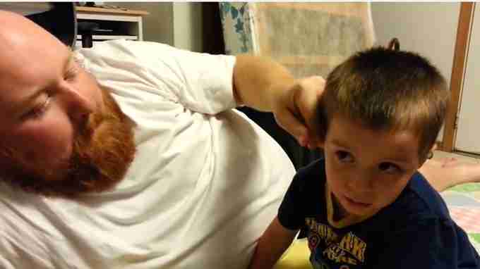 Viral en Redes Sociales: ¿Qué harías si tu papá se te “roba” una oreja y la nariz? VIDEO