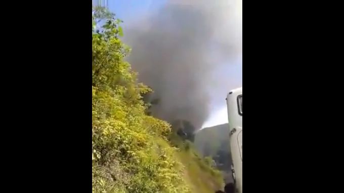 EN VIDEO: Momentos en que narcoterroristas de las farc queman un bus en la vía a Ituango