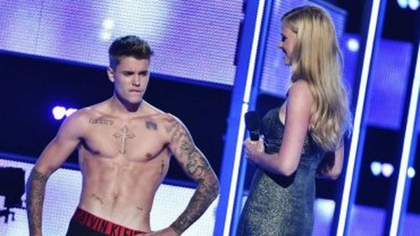 Justin Bieber se desnudó en el Fashion Rocks 2014. Fotos y Video