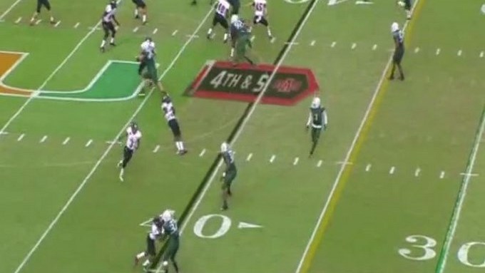 Finge un ataque al corazón en pleno partido de fútbol americano.